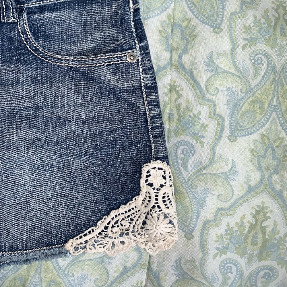 DENIM SHORTS WITH WHITE LACE DETAILS - Picture 2 of 3